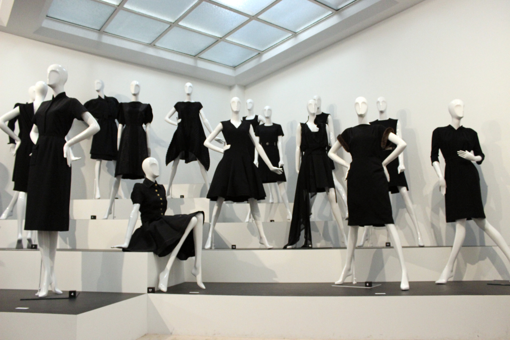 Modarium beeld van kleine zwarte jurkjes van Chanel