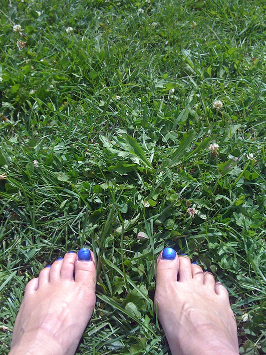 Modarium afbeelding van blote voeten in gras