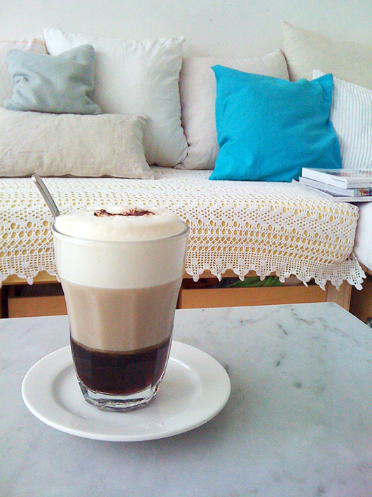 Modarium afbeelding van koffie op marmeren tafel in huiskamer met kussens