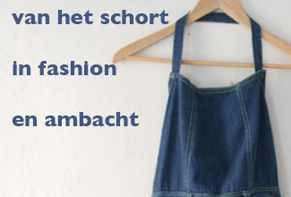 afbeelding van een schort van denim aan een houten kleerhanger tegen een witte achtergrond met de De comeback van het schort in fashion en ambacht in denim blauw
