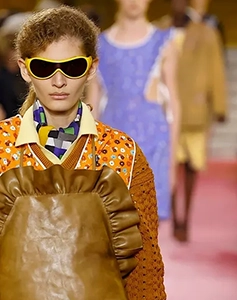 Apron_miumiu_ss_26_look14-schort van leer