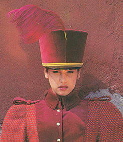 geinspireerd op een uniformjasje ontworpen door Gian Marco Venturi FW 1982