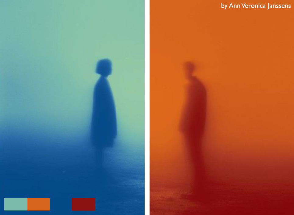 Installatie met menselijke figuren in mist en rood-blauw licht die het koud-warmcontrast ruimtelijk zichtbaar maakt