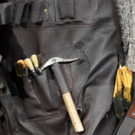 Modische zwarte werkschort met gereedschap als symbool van workwear en ambacht
