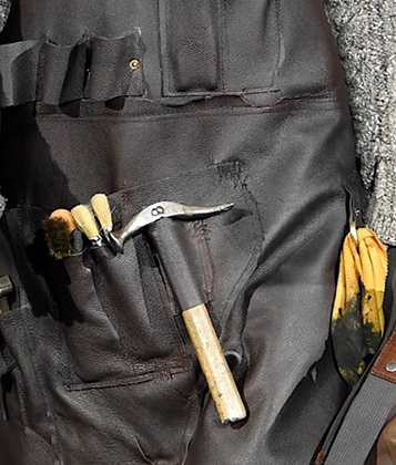 Modische zwarte werkschort met gereedschap als symbool van workwear en ambacht